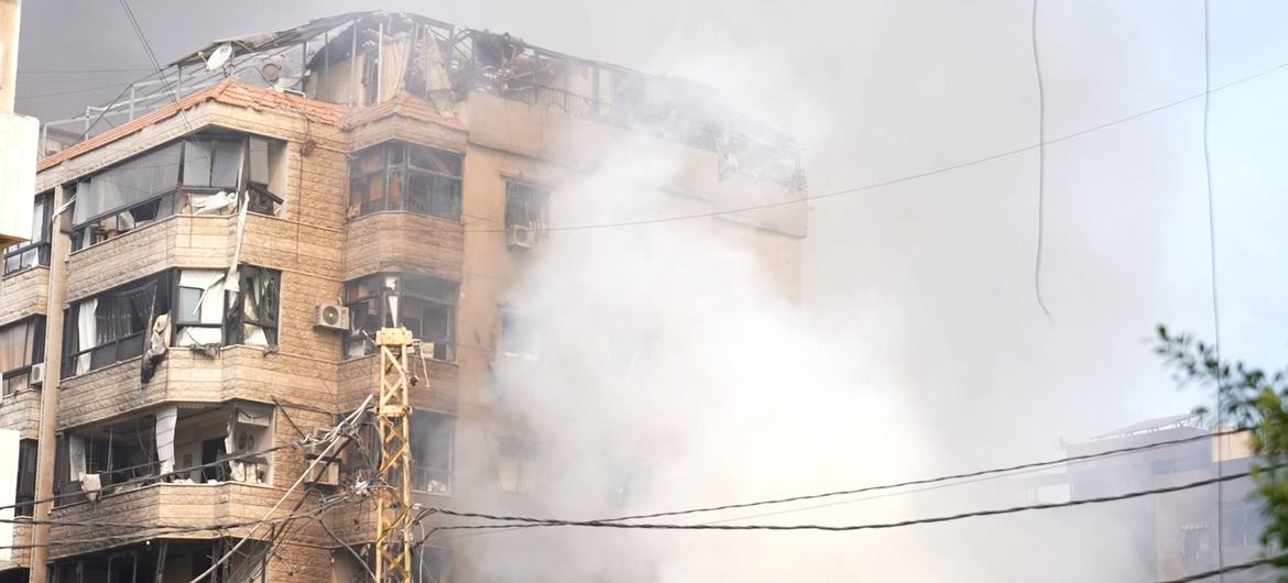 Um edifício é alvo de um ataque no Líbano Um edifício é alvo de um ataque no Líbano
