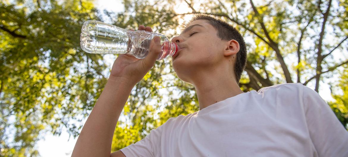 Um menino bebe água durante uma onda de calor em Belgrado, Sérvia