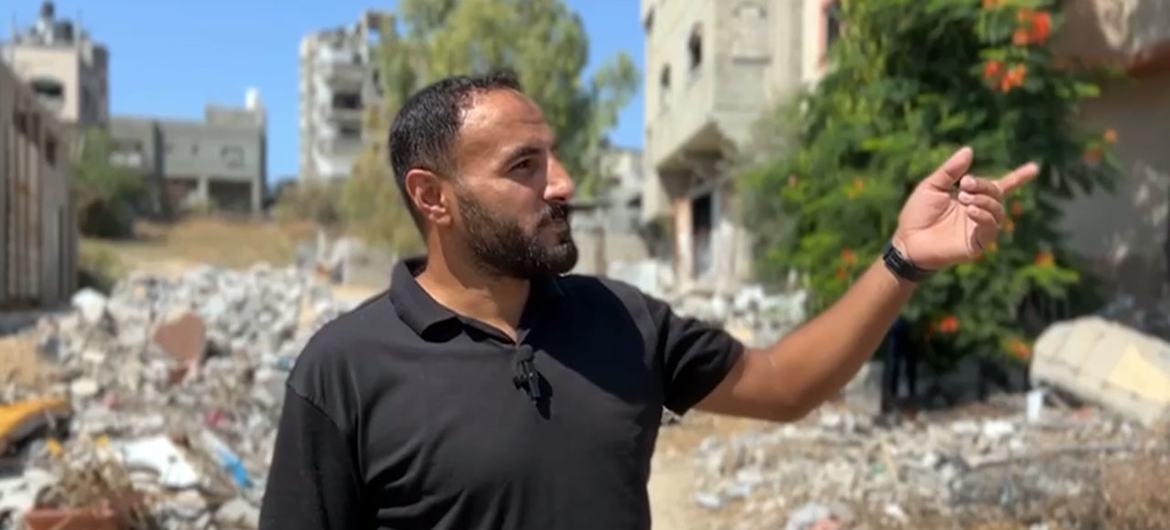 Ahmed Abu Aita gesticula em direção à sua casa no norte de Gaza, que foi reduzida a escombros