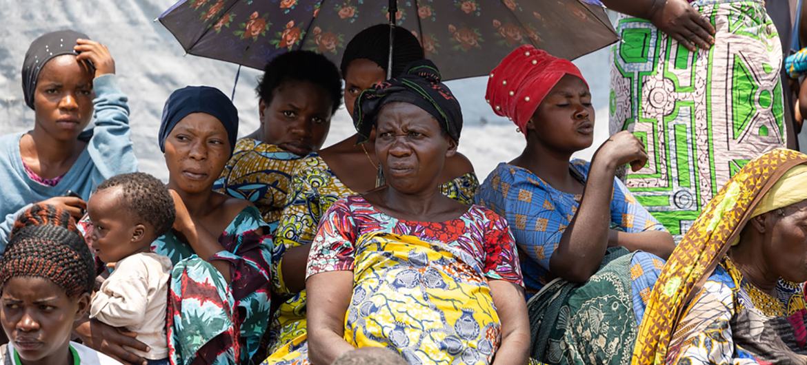 Mulheres deslocadas esperam para receber assistência monetária em Kivu do Norte, República Democrática do Congo Mulheres deslocadas esperam para receber assistência monetária em Kivu do Norte, República Democrática do Congo
