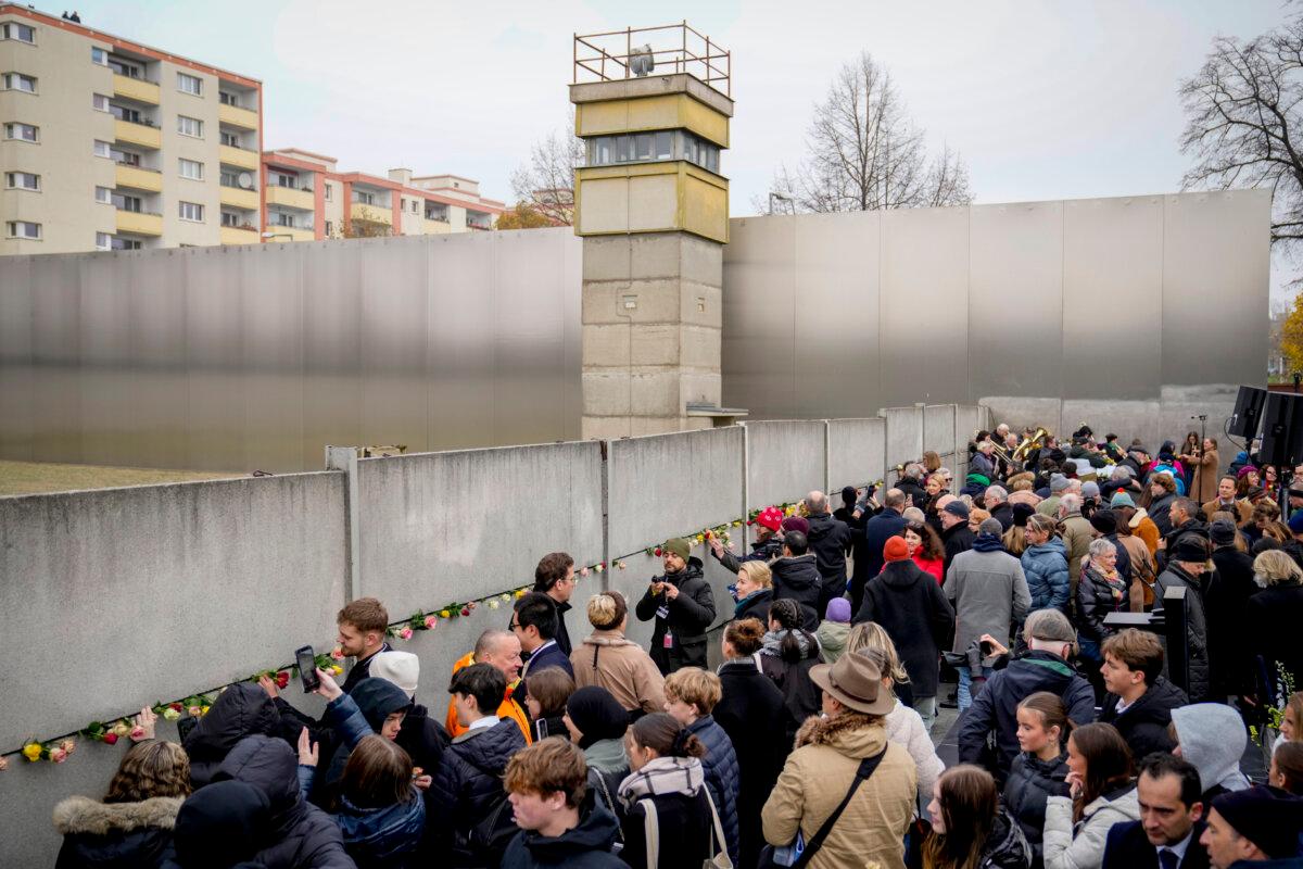Cerimônia de colocação de flores no Memorial do Muro de Berlim, Berlim, Alemanha. (Ebrahim Noroozi/AP Photo)