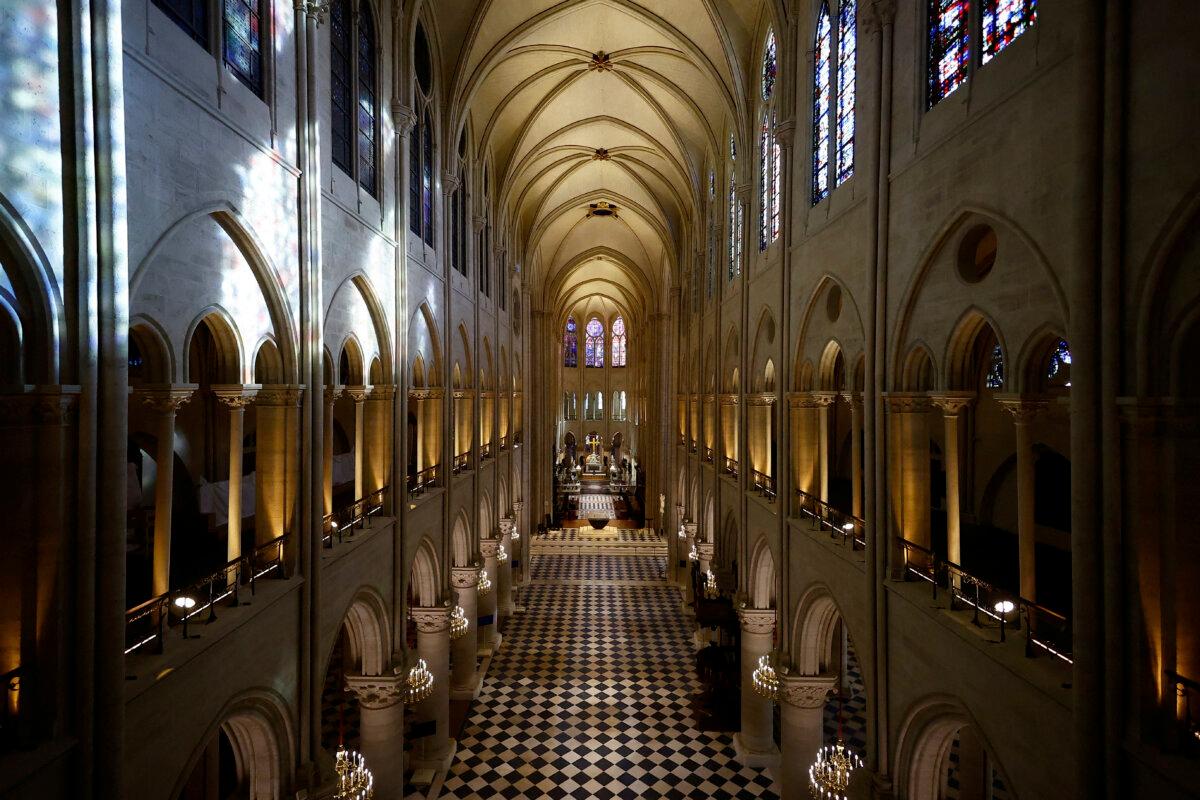 A nave da Catedral de Notre-Dame de Paris durante a visita do presidente francês Emmanuel Macron.