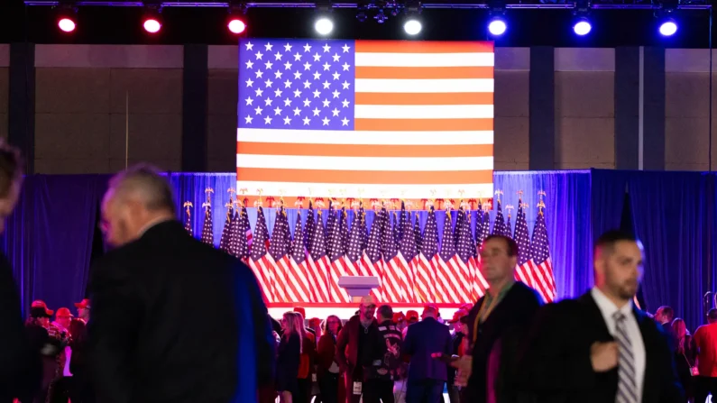 Apoiadores de Donald Trump em West Palm Beach, Flórida, na noite da eleição