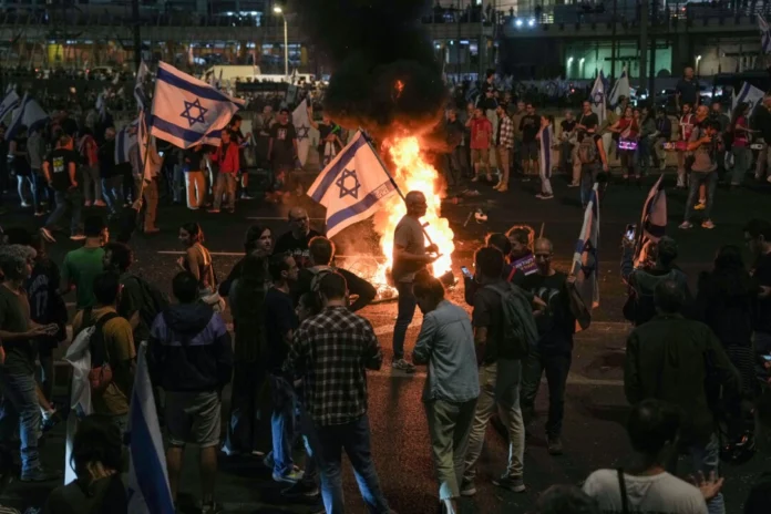 Protestos Explosivos em Israel: A Demissão de Gallant por Netanyahu