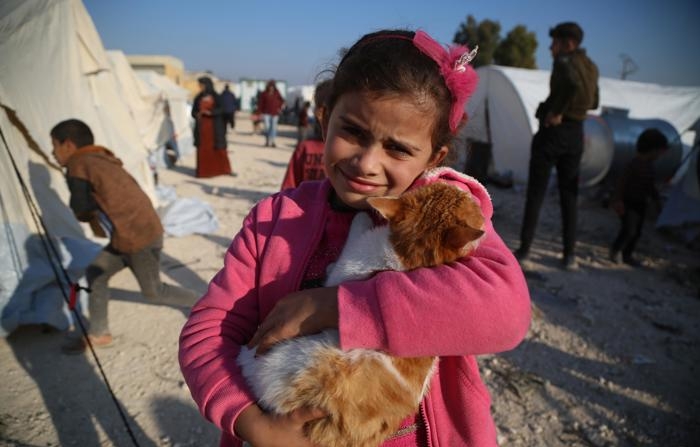 Imagem sobre a crise em Idlib, mostrando pessoas deslocadas