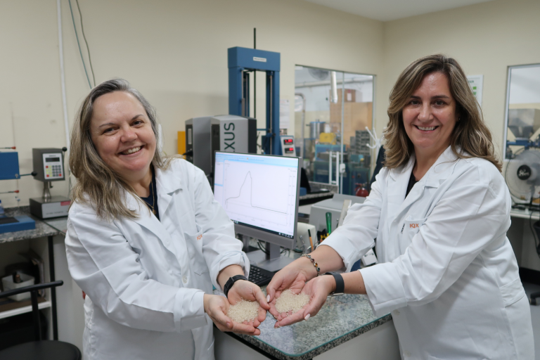 Foto das cientistas Carla Fonseca e Silmara Neves