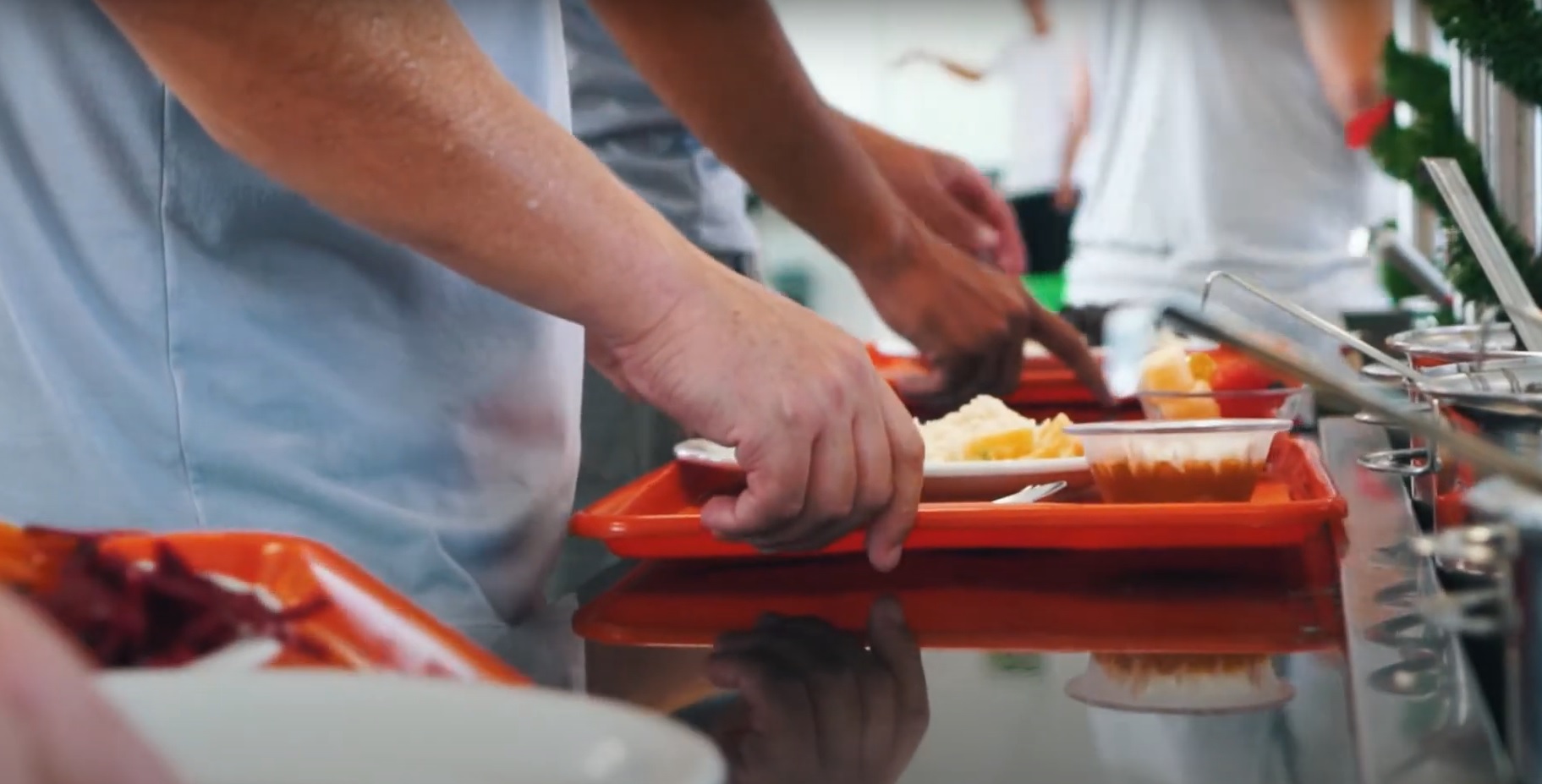Buffet de comida servida pela Risotolândia.