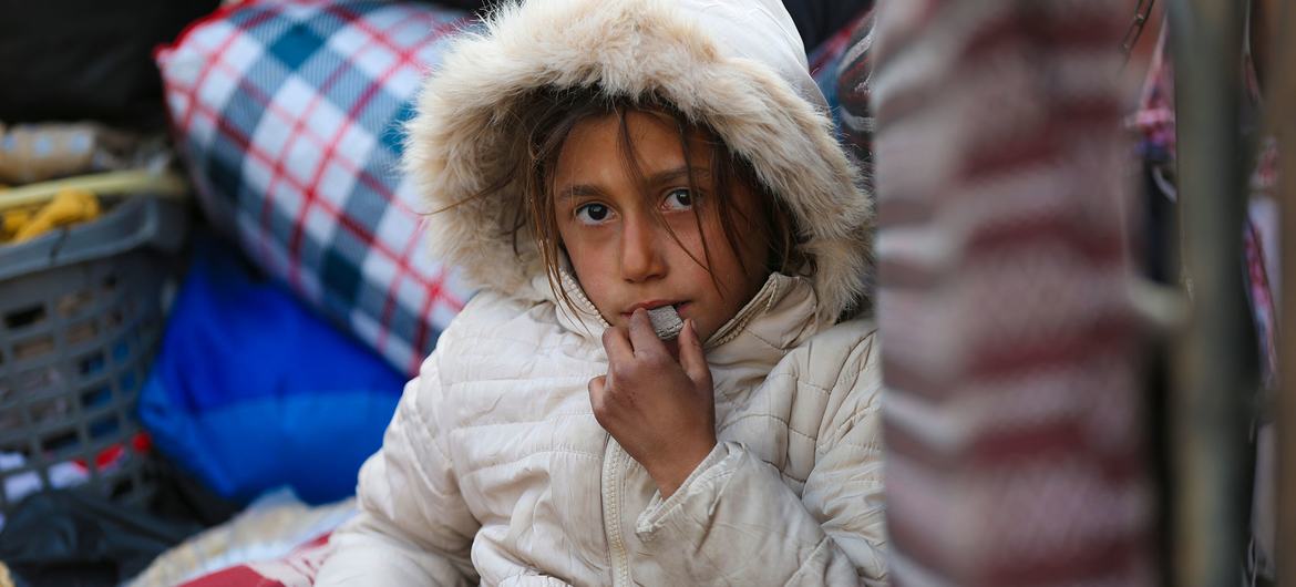 Uma menina foge da violência em Aleppo