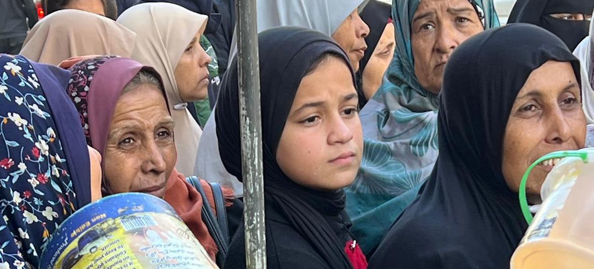 Moradores de Gaza fazem fila para receber ajuda humanitária