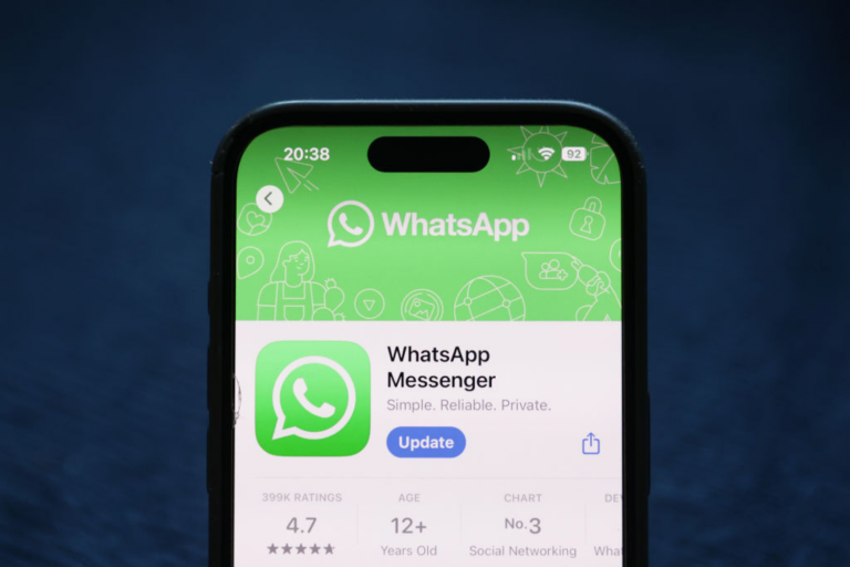 Imagem de um iPhone com o aplicativo do WhatsApp aberto