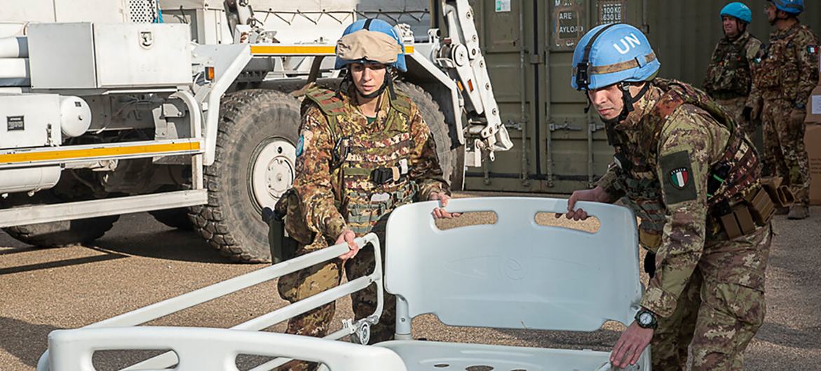 No Líbano, o contingente italiano da Unifil doa equipamento médico para apoiar aldeias próximas da Linha Azul
