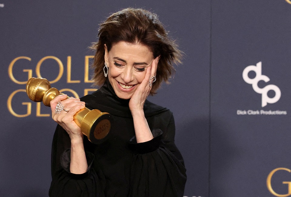 Fernanda Torres posa com o prêmio de Melhor Performance de uma Atriz em Filme — Drama por “Ainda Estou Aqui” durante a 82ª edição do Globo de Ouro (REUTERS/Mario Anzuoni)