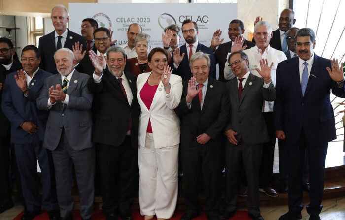 Da esquerda para a direita na primeira fila: O presidente da Bolívia, Luis Arce, o presidente do Brasil, Luiz Inácio Lula da Silva, a presidente de Honduras, Xiomara Castro, o secretário-geral da Organização das Nações Unidas (ONU), Antonio Guterres, o presidente da Colômbia, Gustavo Petro, o ditador de Cuba, Miguel Diaz-Canel, e o ditador da Venezuela, Nicolas Maduro, entre outros representantes de Estado, posam para uma fotografia de grupo durante a 8ª cúpula da Comunidade de Estados Latino-Americanos e Caribenhos (Celac) na sexta-feira, em Kingstown, São Vicente e Granadinas. (Foto: EFE/ Bienvenido Velasco)