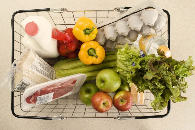 Carrinho de compras cheio de alimentos frescos