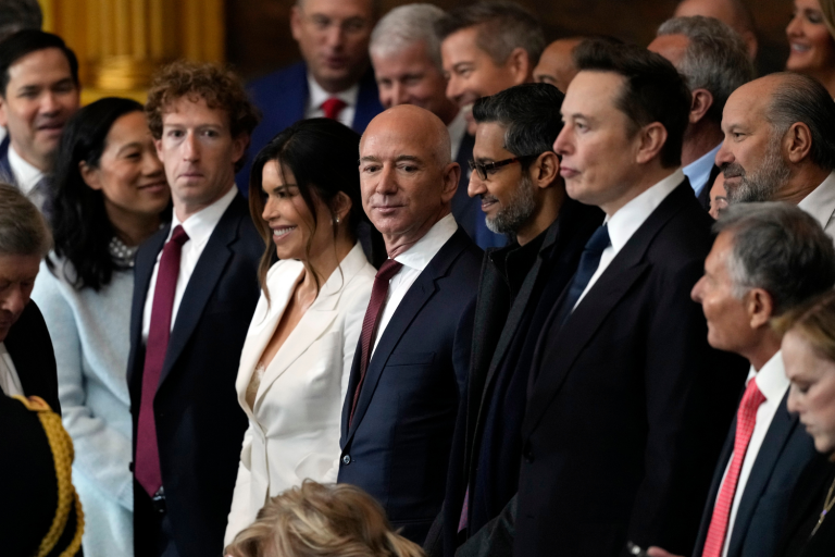 Mark Zuckerberg, Jeff Bezos, Sundar Pichai e Elon Musk durante o mandato de Donald Trump