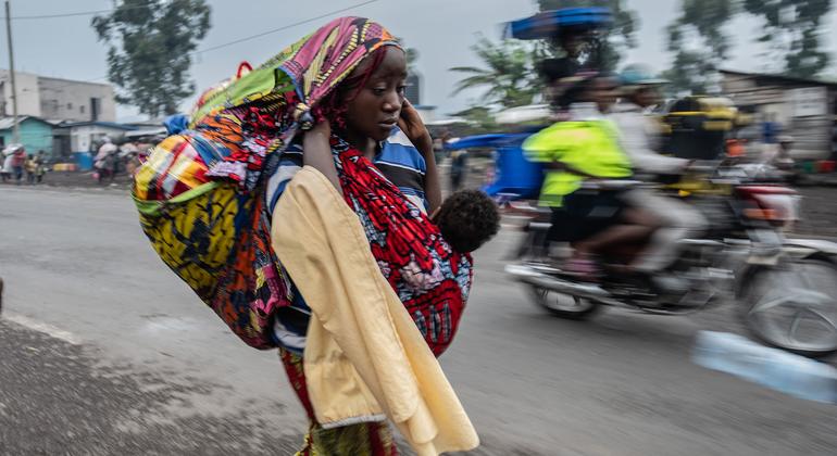 Mulher foge da violência em Goma