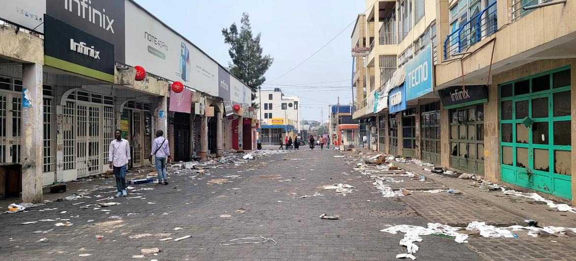 Pessoas dispersas caminham por um distrito comercial em Goma