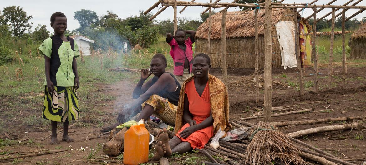 Uma família encontra refúgio em uma antiga base da UNMISS no sudoeste do Sudão do Sul