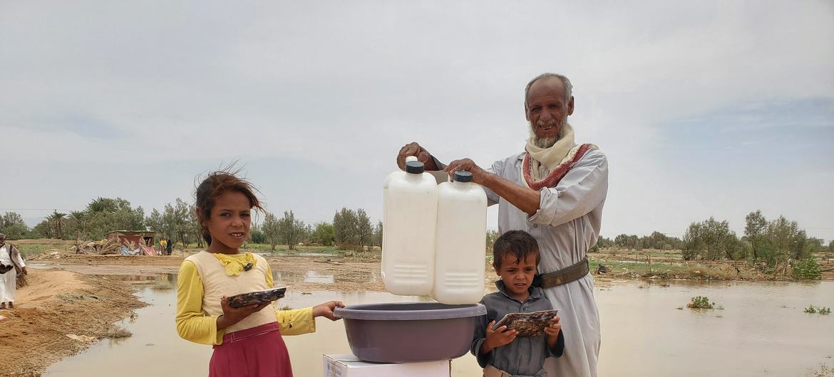 A ajuda humanitária é entregue pela ONU às famílias afetadas pelas inundações em Al Jawf, no Iêmen A ajuda humanitária é entregue pela ONU às famílias afetadas pelas inundações em Al Jawf, no Iêmen