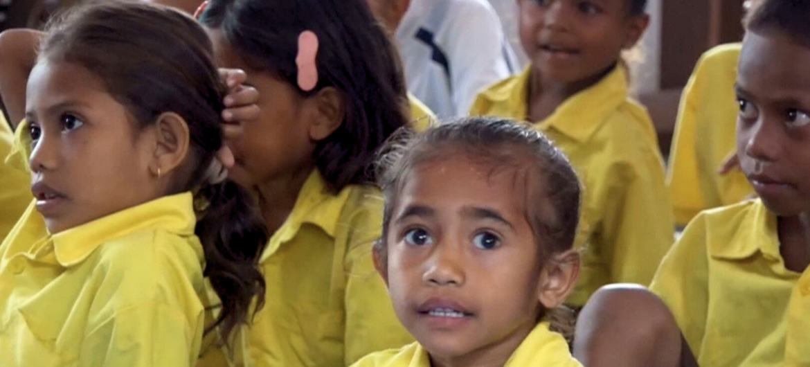 Crianças estudam português em escola apoiada pelo Unicef