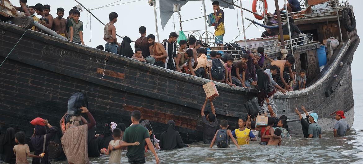 Refugiados Rohingya chegam ao norte de Aceh, na Indonésia, após uma perigosa viagem marítima vinda de Bangladesh