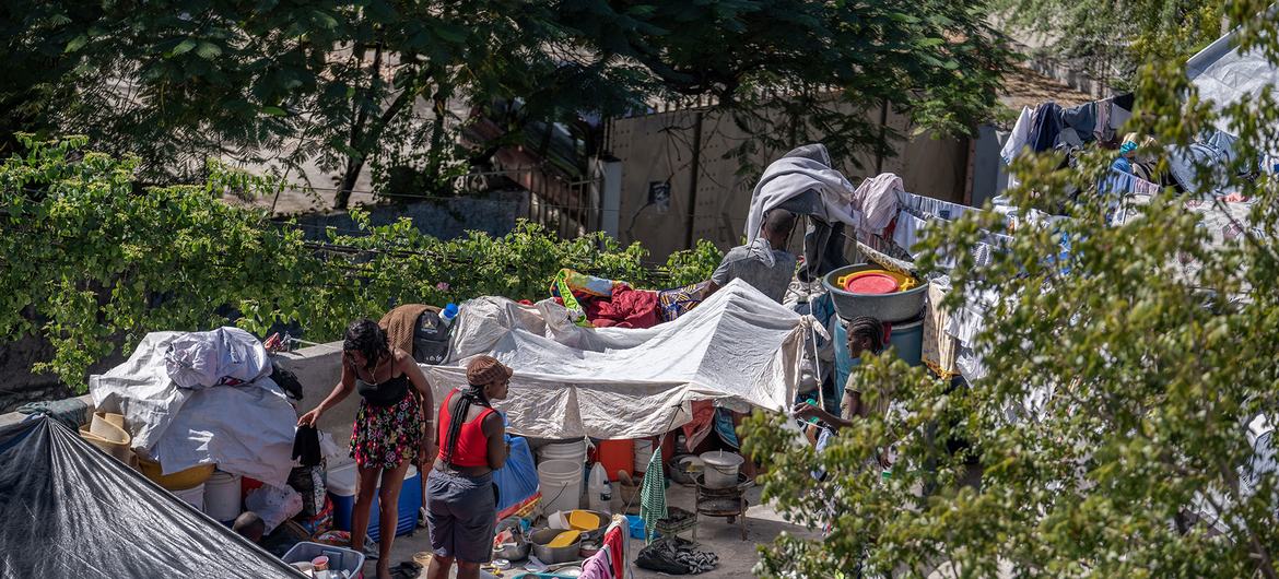 Haitianos deslocados pela violência encontram refúgio nas ruas da capital, Porto Príncipe