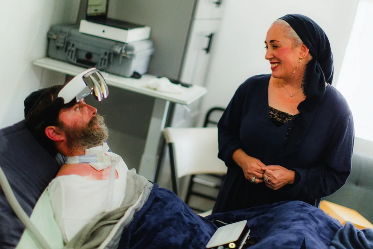 Rabino Hurwitz usando o dispositivo Axon-R