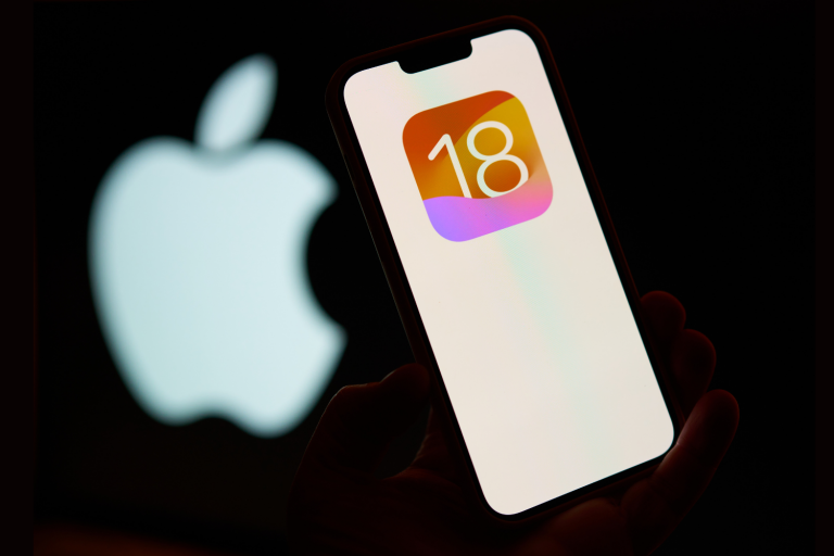 Um iPhone mostrando o logotipo do iOS 18, com fundo da Apple