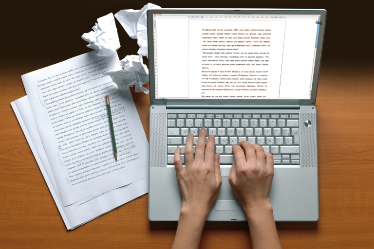 Uma pessoa escrevendo no notebook e fazendo anotações