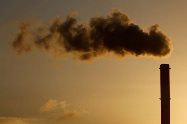 Emissão da Chaminé da Usina Termoelétrica a Carvão - EDF