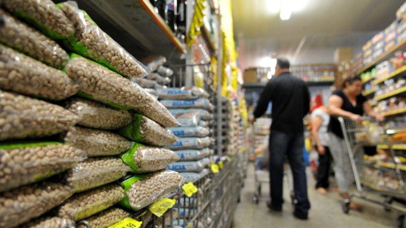 Mesmo com queda em relação ao mês passado, prévia da inflação preocupa