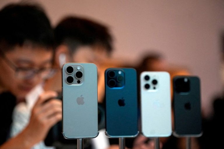Chineses observam o iPhone 15 Pro em loja da Apple em Xangai, na China