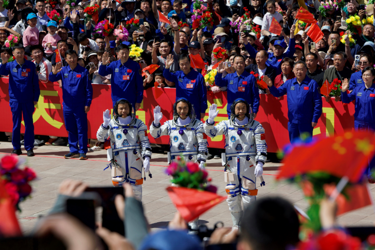 Astronautas participam de cerimônia no centro de lançamento de satélites de Jiuquan