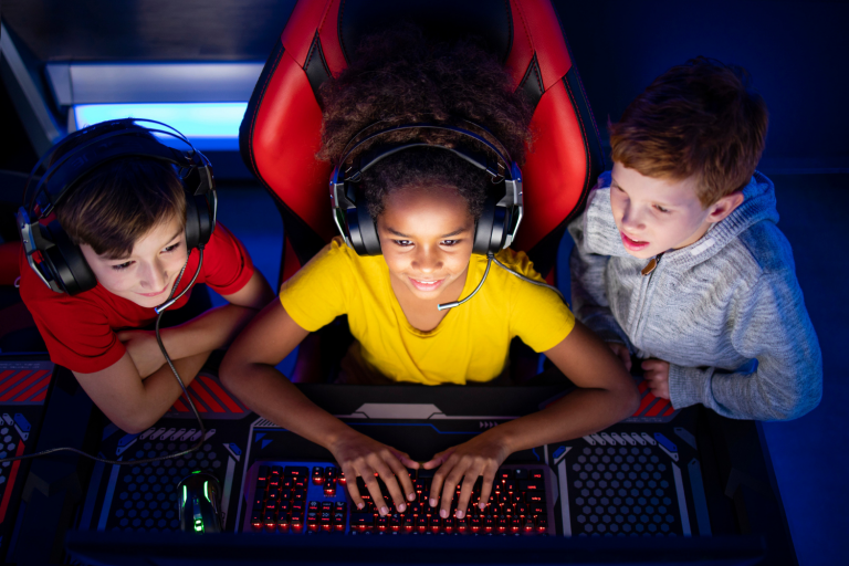 Crianças jogando em um computador
