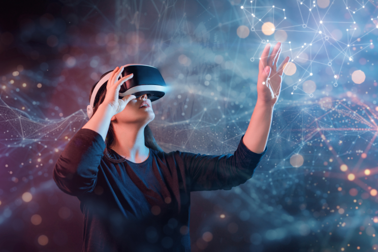 Imagem ilustrativa de uma mulher interagindo com tecnologias avançadas, como realidade aumentada.
