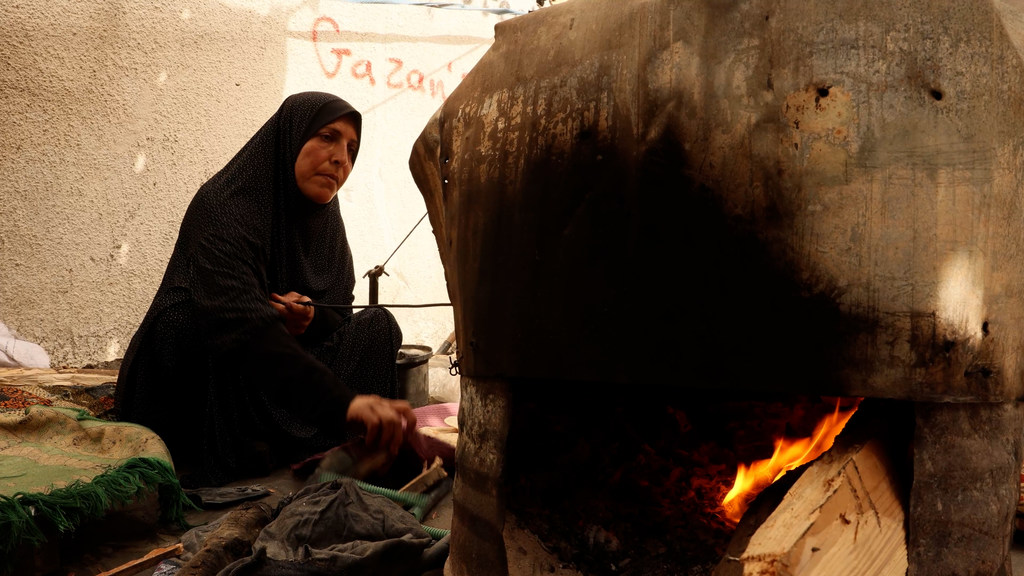 Ibtihal Ghanem faz pão em forno de barro para sustentar sua família