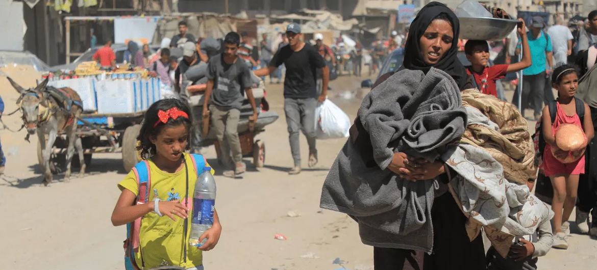 Uma família deslocada deixa a área oriental de Deir Al Balah após ordem de evacuação
