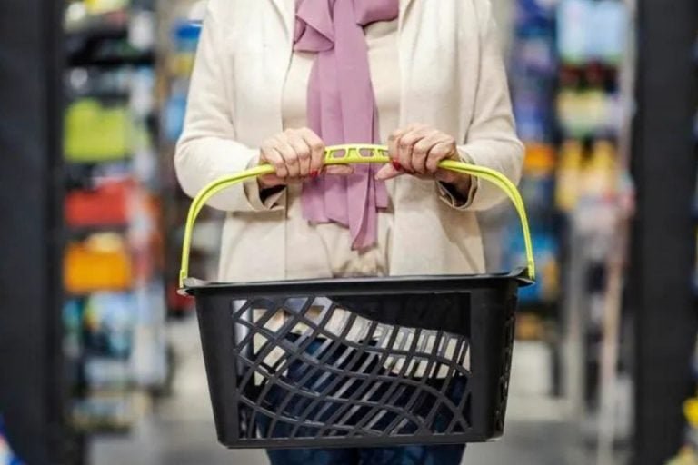 Consumidores nos supermercados mudam hábitos de compra