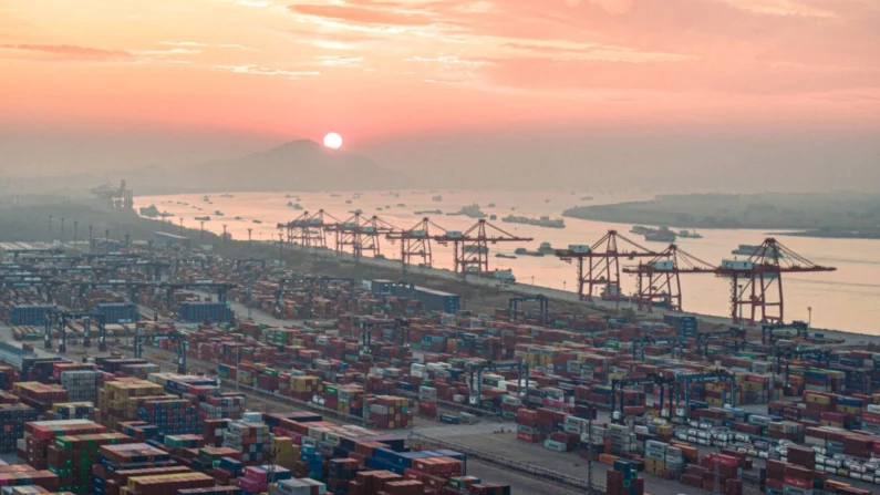 Contêineres empilhados ao pôr do sol no porto de Nanjing, na província de Jiangsu, leste da China, em 4 de janeiro de 2024 (STR/AFP via Getty Images)