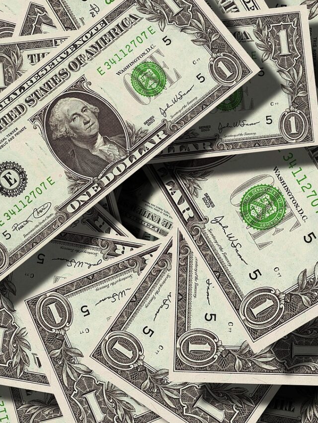 Dólar recua e fecha a R$ 5,64 com quadro fiscal dos EUA no radar