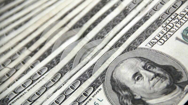 Inflação nos EUA desacelera em abril; especialistas explicam como investir