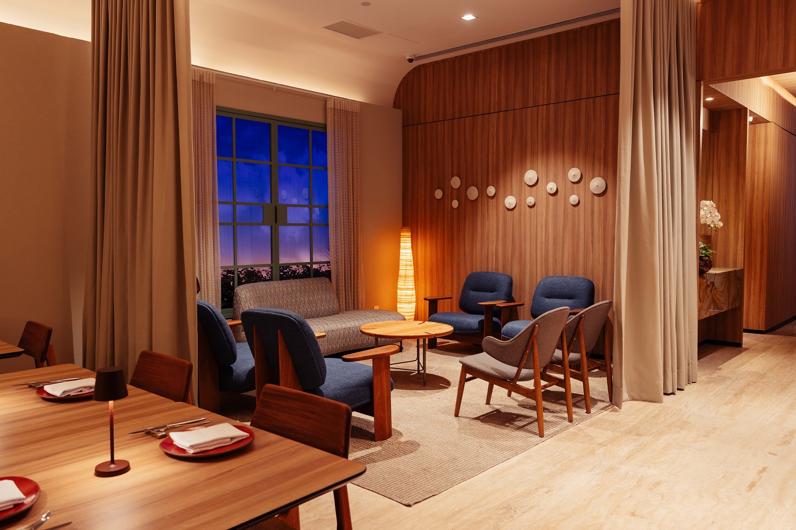 Lounge tem espaço mais reservado para reuniões (Divulgação)