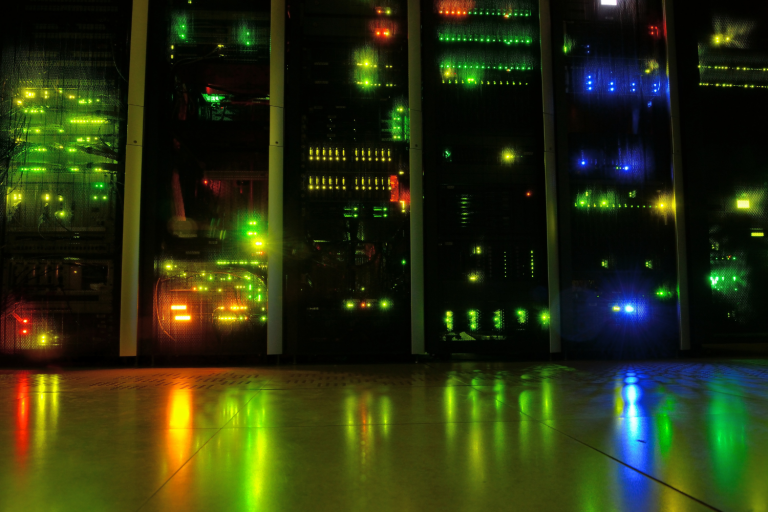 Foto ilustrativa de um datacenter com pontos de iluminação coloridos