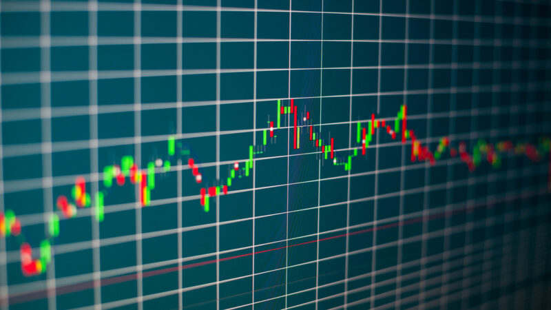 Conheça a ação que pode subir até 104%, segundo Santander
