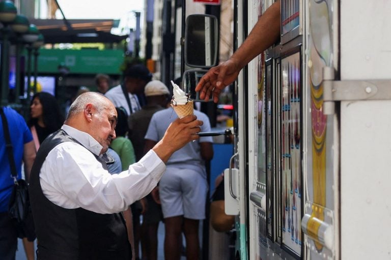 Pessoa compra sorvete em Nova York