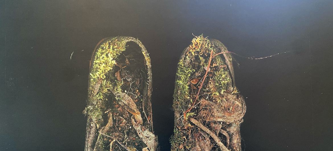 Sapatos recuperados de uma vala comum onde os mortos em Srebrenica foram enterrados