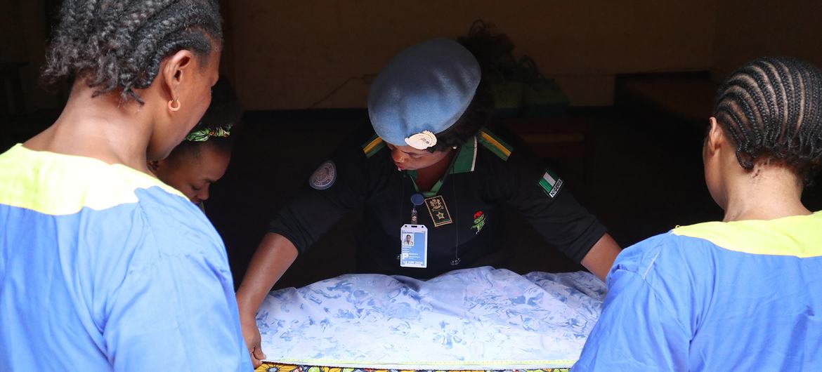 Olukemi Ibikunle organiza uma oficina de alfaiataria Olukemi Ibikunle em ação