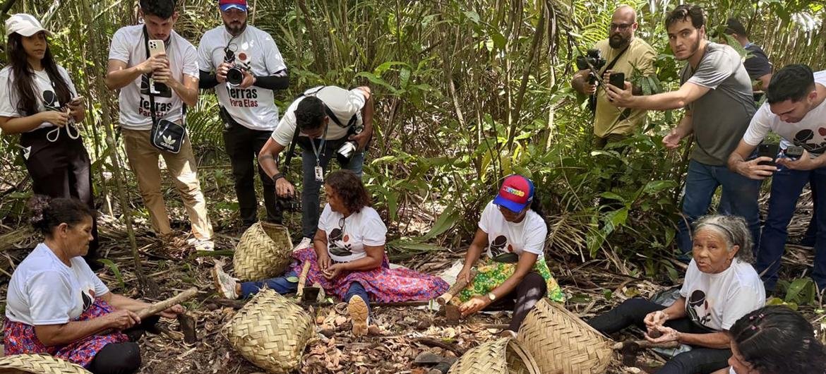 As quebradeiras de coco babaçu sempre trabalham em grupos e mantêm a tradição local de utilizar de forma sustentável os recursos naturais para gerar renda para suas famílias