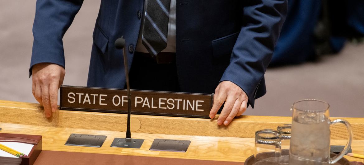 Uma placa representando o Estado da Palestina no Conselho de Segurança