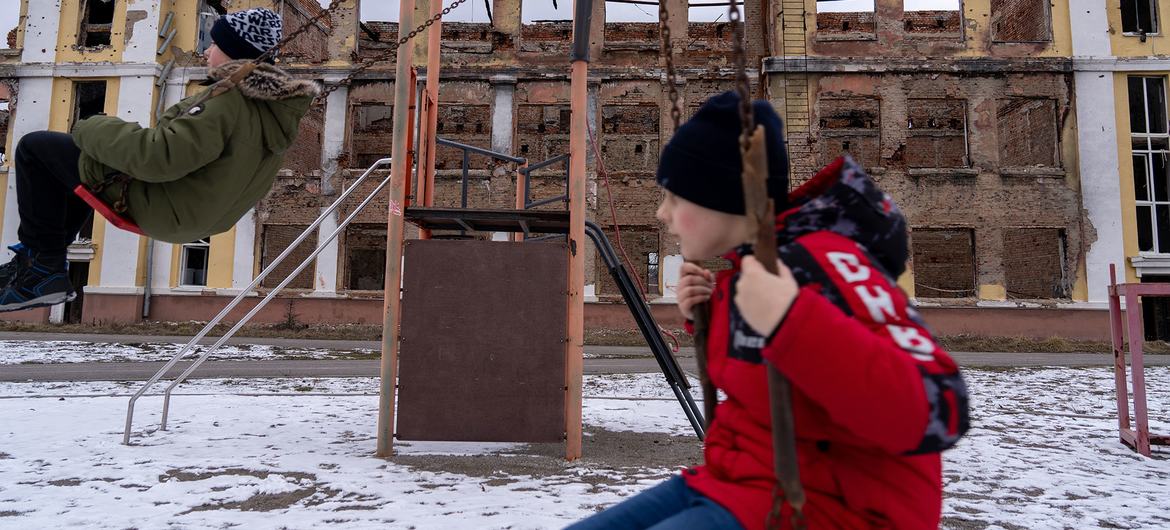 Meninos brincam em meio às ruínas de uma escola em Kharkiv, Ucrânia Meninos brincam em meio às ruínas de uma escola em Kharkiv, Ucrânia